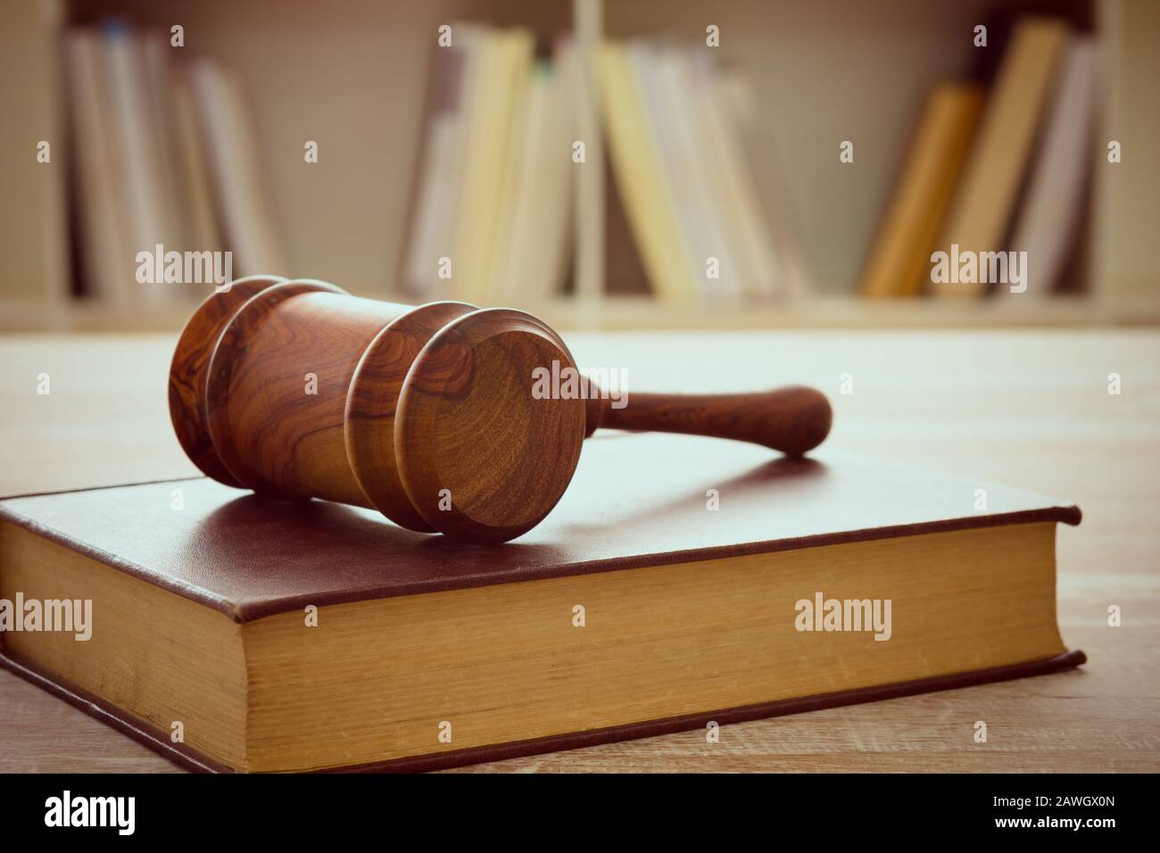 Holzrichter ruhen auf den Rechtsbüchern. Weicher Fokus. Stockfoto