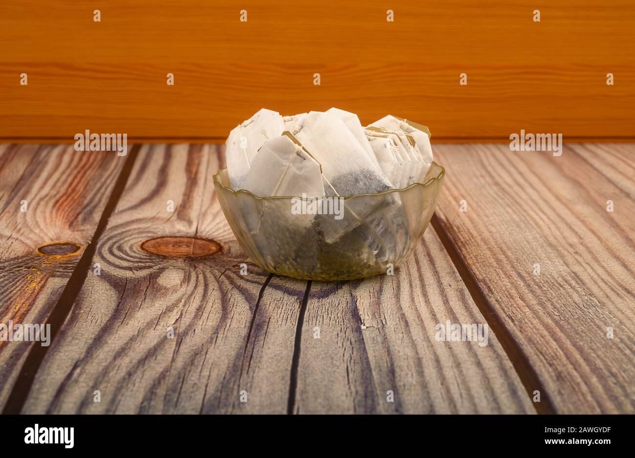 Teebeutel in einer Glasvase auf Holzhintergrund. Nahaufnahme Stockfoto