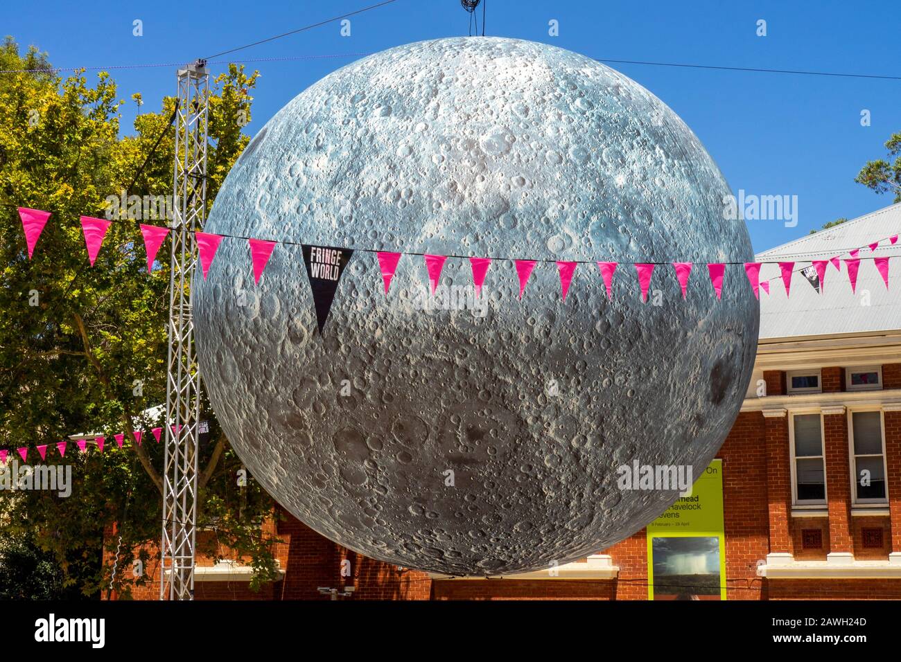 Museum of the Moon Art Installation des Künstlers Luke Jerram 7 Meter Durchmesser Mond ausgesetzt über Perth Cultural Center Northbridge Perth WA Australien. Stockfoto