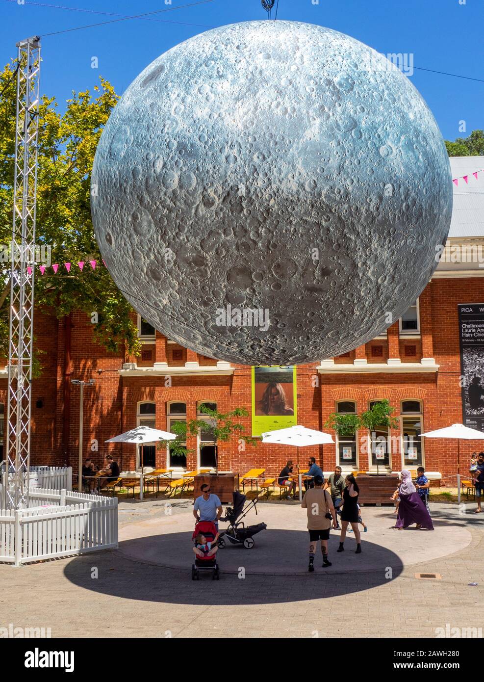 Museum of the Moon Art Installation des Künstlers Luke Jerram 7 Meter Durchmesser Mond ausgesetzt über Perth Cultural Center Northbridge Perth WA Australien. Stockfoto