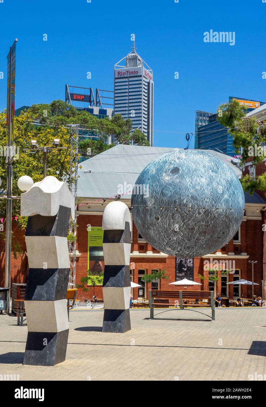 Museum of the Moon Art Installation des Künstlers Luke Jerram 7 Meter Durchmesser Mond ausgesetzt über Perth Cultural Center Northbridge Perth WA Australien. Stockfoto