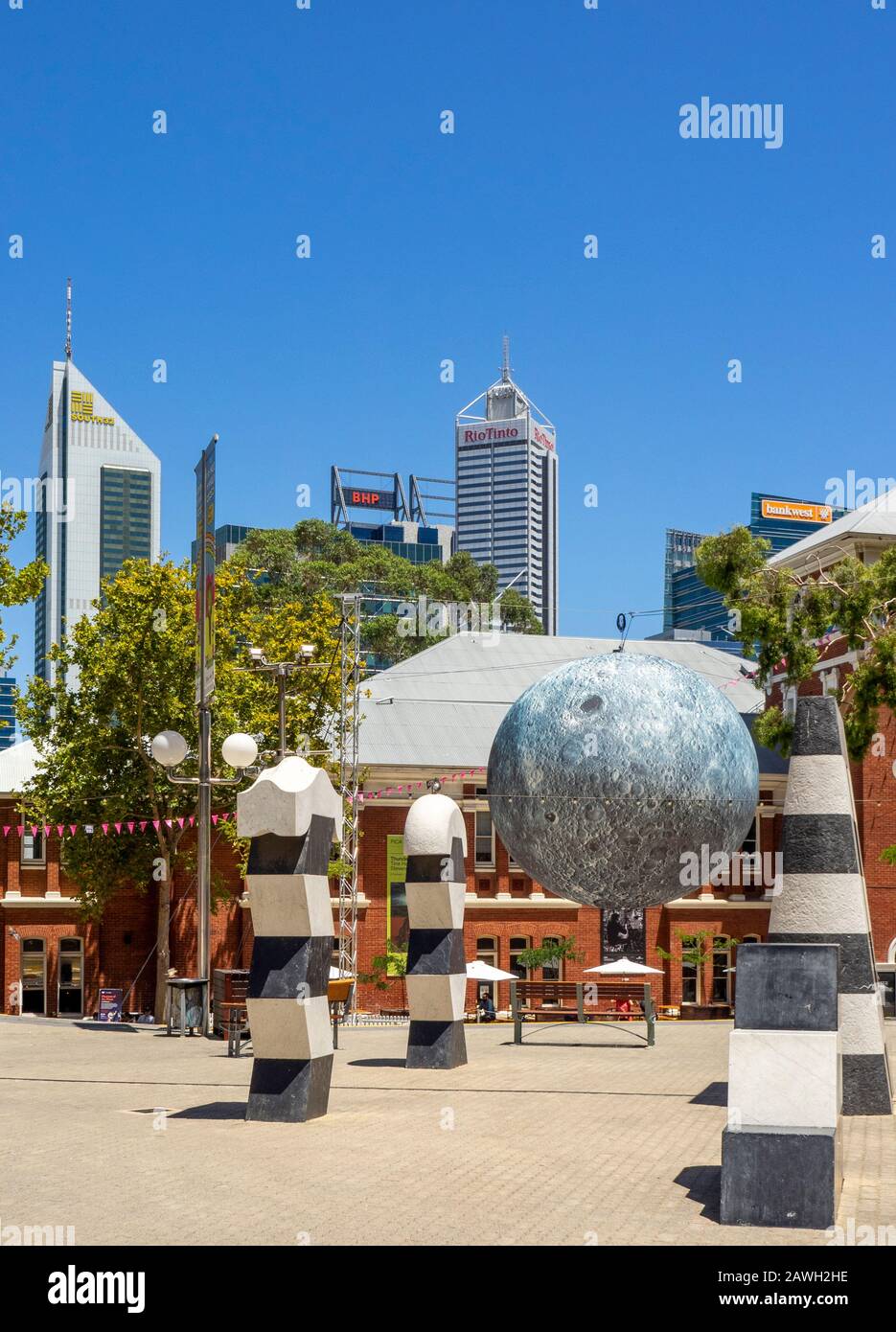 Museum of the Moon Art Installation des Künstlers Luke Jerram 7 Meter Durchmesser Mond ausgesetzt über Perth Cultural Center Northbridge Perth WA Australien. Stockfoto