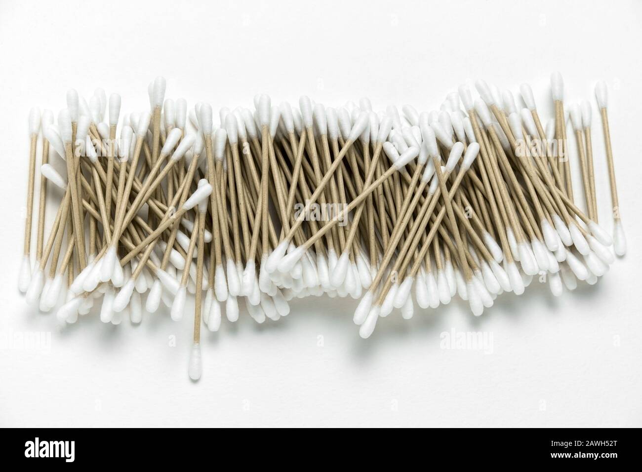 Draufsicht ein Haufen biologisch abbaubarer Ohrstöpsel aus natürlichen Materialien auf weißem Hintergrund, Null-Abfall-Konzept Stockfoto