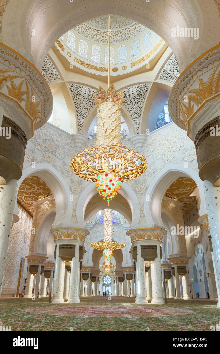 Innenscheich-Zayed-Moschee und größter Kronleuchter der Welt in Abu Dhabi Stockfoto