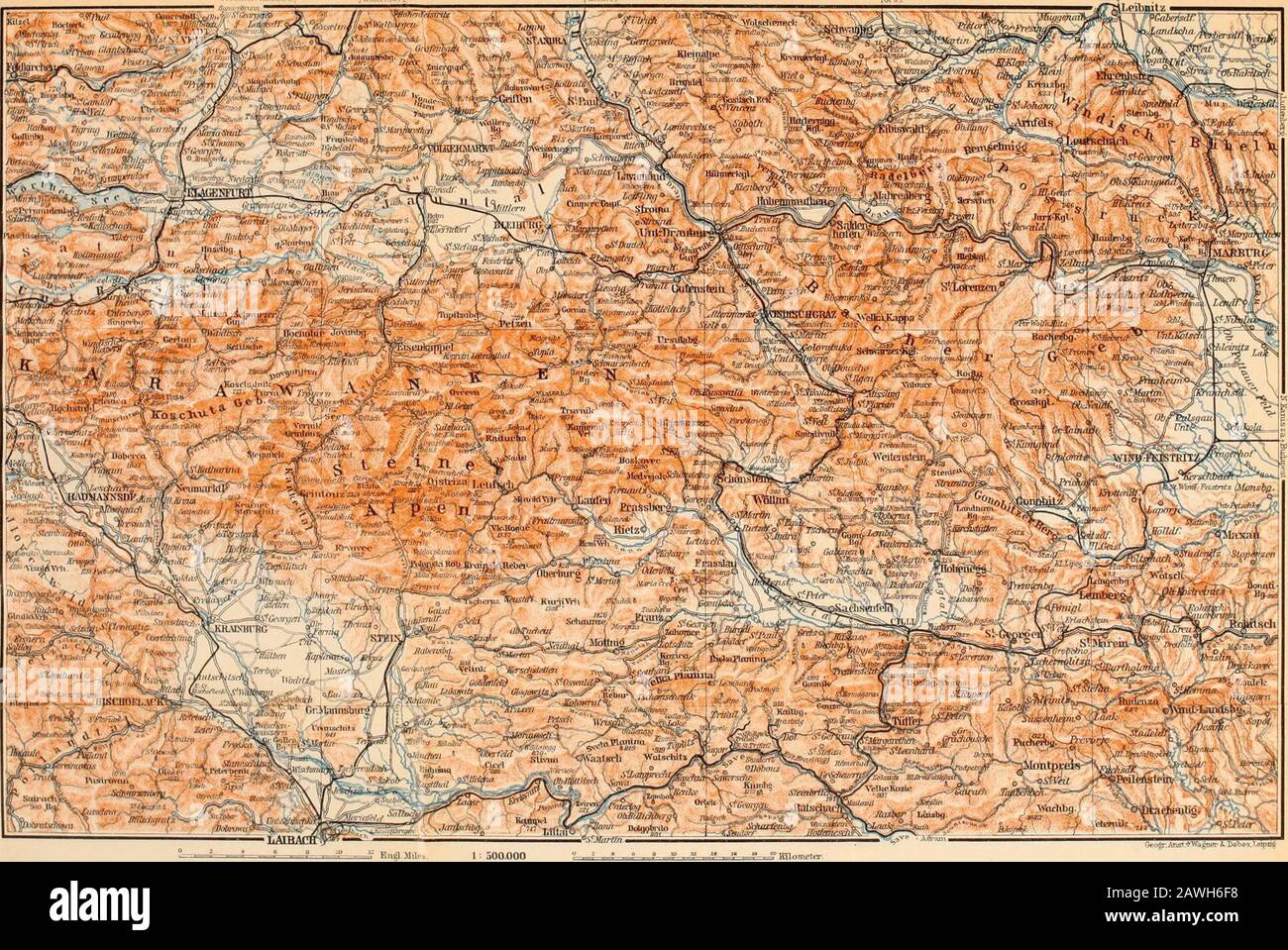 Österreich : mit Ausflügen nach Cetinje, Belgrad und Bukarest : Handbuch für Reisende . hoff-Str.) die Herrengasse führt links (am Erzherzog Johann) zum Hauptmarkt (mit dem Cent. Rathaus) und weiter zur Drave-Brücke. Etwas zur N.des Marktplatzes ist der Dom-Platz, in dessen Mitte sich die thegotische Domkirche (Dom) befindet. Auf der K-Seite befindet sich der Palast des Thefürsten Bischof von Lavant, auf der W.-Seite die Sparkasse (Sparkasse), vor der sich eine Statue ihres Gründers, Burgo-Meister Tappeiner, von Kassin (1904/05) erhebt. - Vom Sophien-Platzzwe aus, in der Nähe Stockfoto