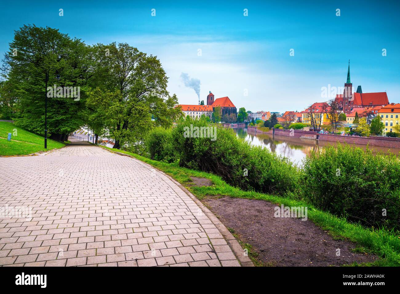 Spektakuläres Panorama mit dem Fluss Odra und der Kathedrale St. John. Frühling Stadtbild mit Gehweg im Park, Wroclaw, Polen, Europa Stockfoto