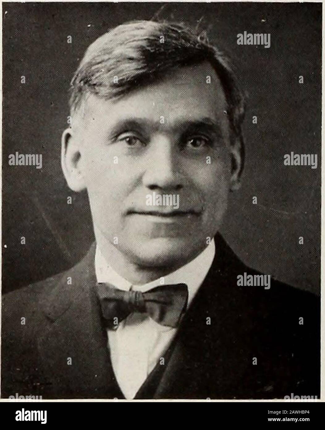 Die ISTA. REV. John E. HARTZLER, A. M., B. D., Pro-Fessor für biblische und Systematische Theologie. A. B., Goshen College, 1910; B. D., UnionTheological Seminary, 1910; A. M., Univer-sity of Chicago, 1919. Professor für Biblicaland Systematische Theologie, Witmarsum Theol-ogisches Seminar, 1921-. Er, von dessen Lippen göttlicher Überzeugungskraft strömt. REV. Paul E. WHITMER, A. M., B. D., Profes-sor für Kirchengeschichte. A. B., Oberlin College, 1907; B. D., Oberlintheological Seminary, 1908; A. M., Univerty of Chicago, 1917. Professor für Kirchengeschichte, Bluifton College und Witmarsumtheologisches Seminar, 1917-. Klüger h Stockfoto