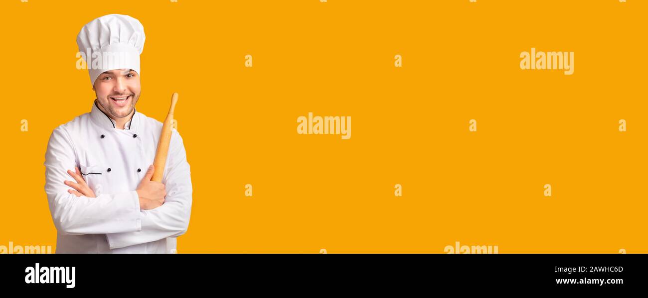 Happy Bakerman Hält Rollstift Für Teig Über Gelbem Hintergrund Stockfoto