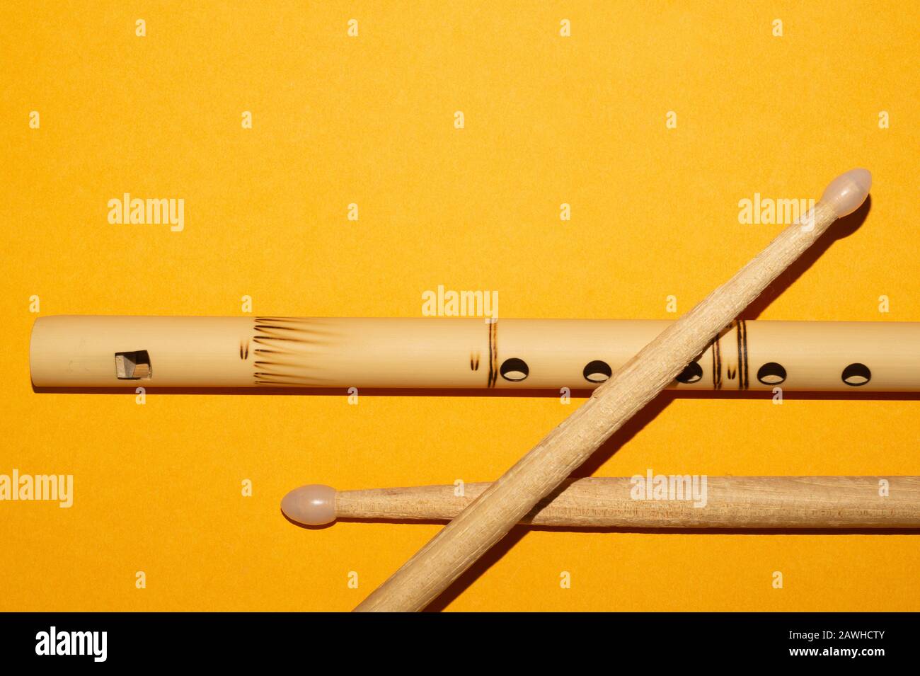 Bansuri-Flte und Drumsticks aus Bambus, einfache Musikinstrumente  Stockfotografie - Alamy