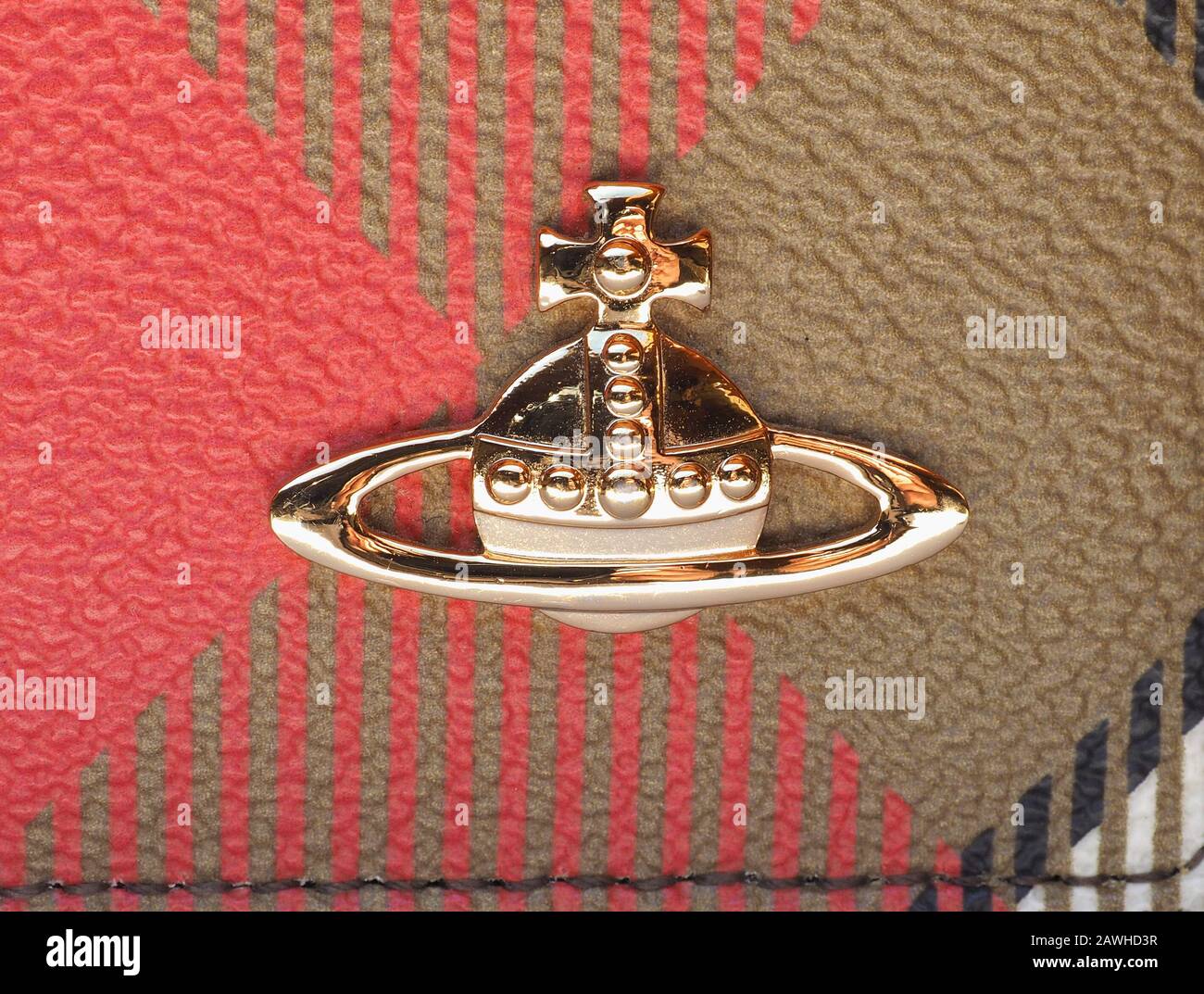 London, Großbritannien - CIRCA JANUAR 2020: Vivienne Westwood orb Logo Stockfoto