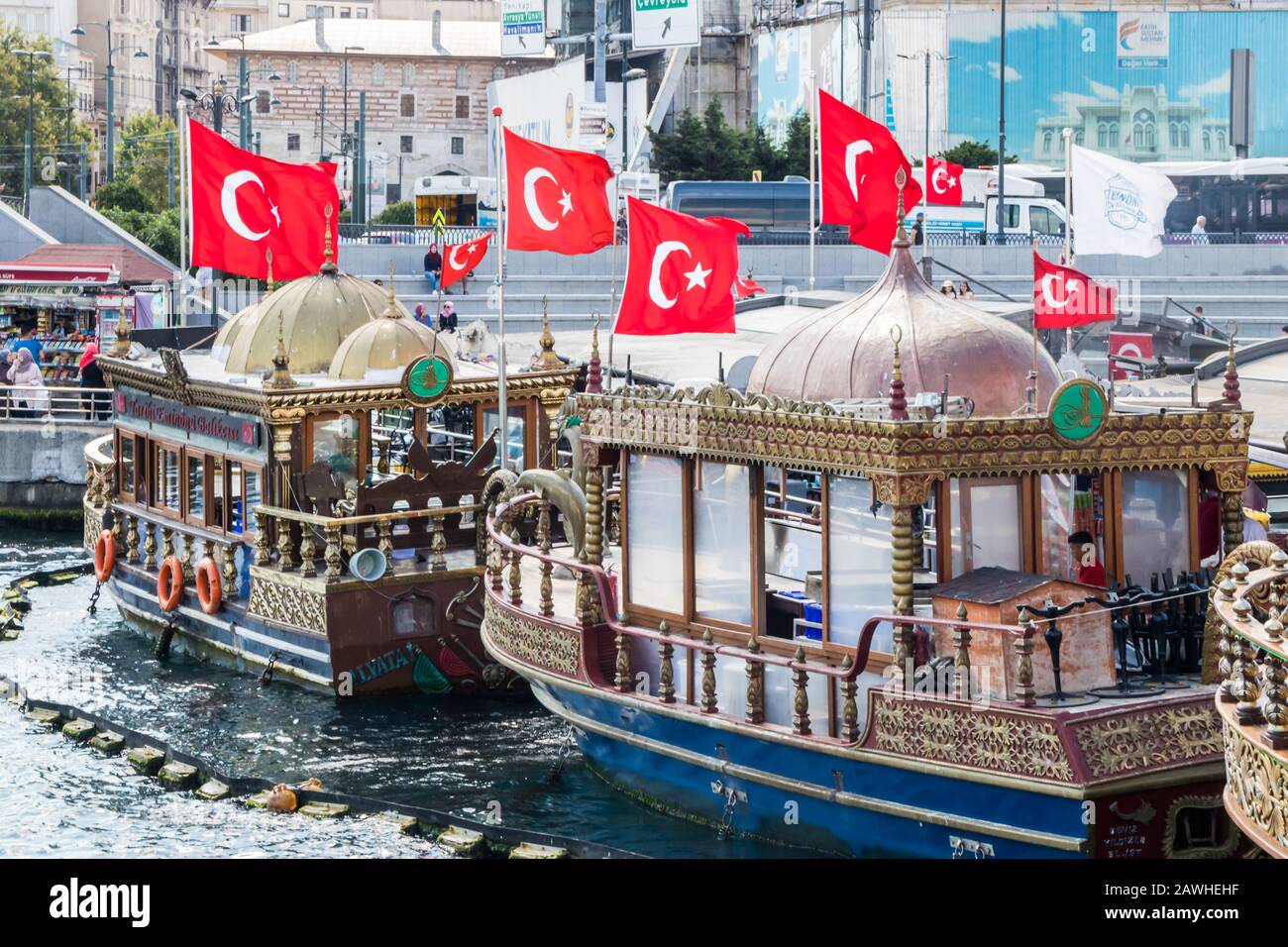 Istanbul, Türkei - 30. August 2019: Boote, die Fischbrötchen am Goldenen Horn verkaufen. Die Boote werden von der G gefestert Stockfoto