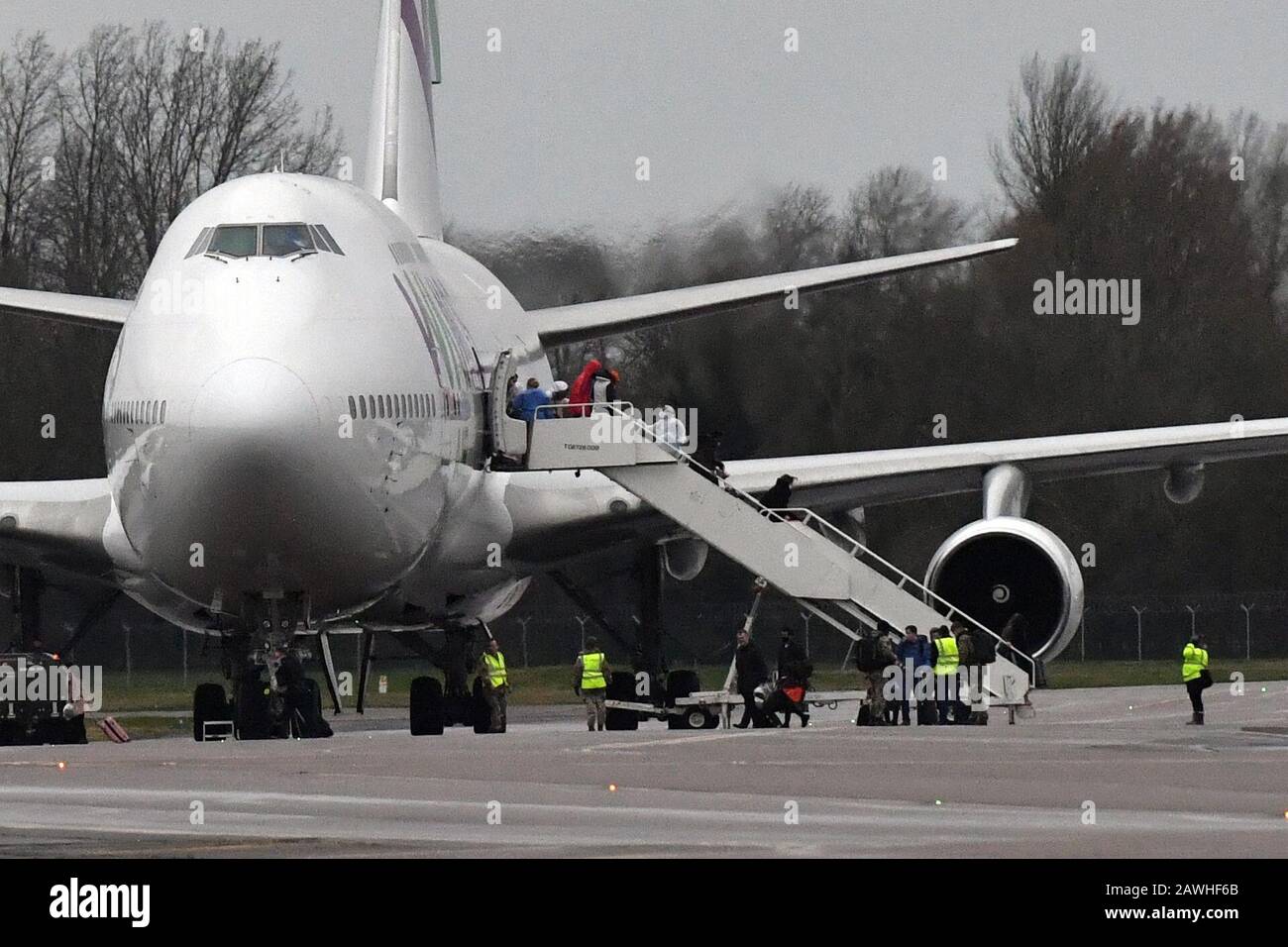 Passagiere, die ein Flugzeug, das britische und andere Nationalitäten aus der von Coronavirus betroffenen Stadt Wuhan in China nach Großbritannien zurückführt, aussteigen, kommen bei RAF Brize Norton in Oxfordshire an. Stockfoto