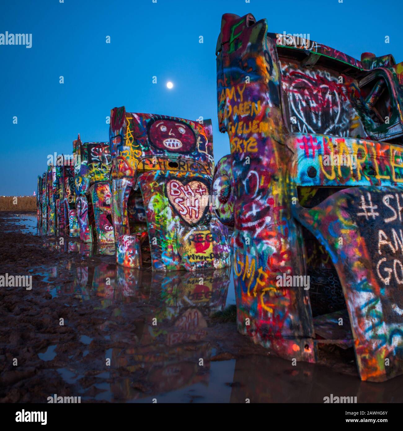 Cadillac Ranch in Amarillo, Texas bei Nacht Stockfoto