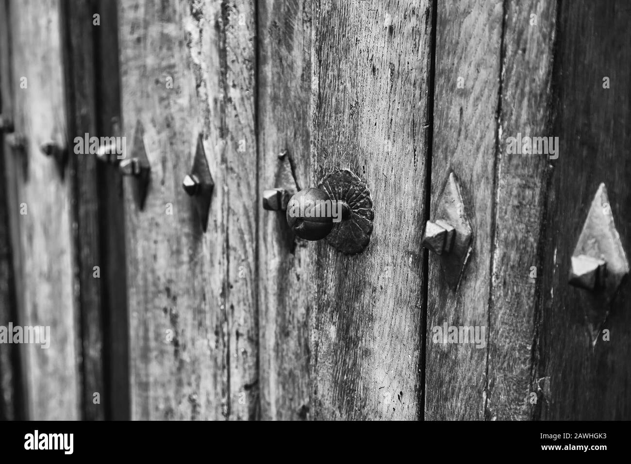 Mittelalterlichen Holztüre, Dekoration und Schutzdetails, Holzkunst Stockfoto