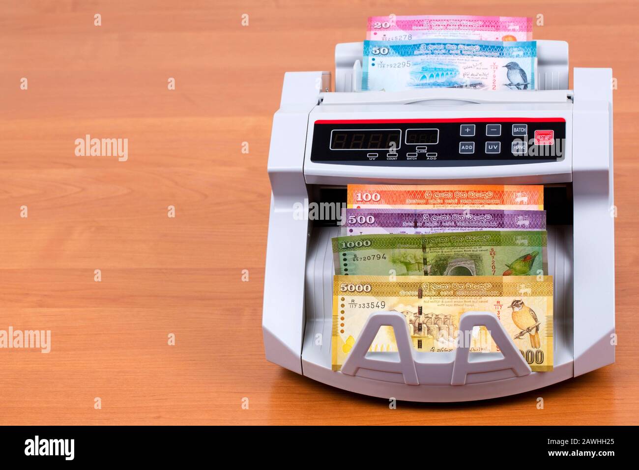 Geld aus Sri Lanka in einer Zählmaschine Stockfoto