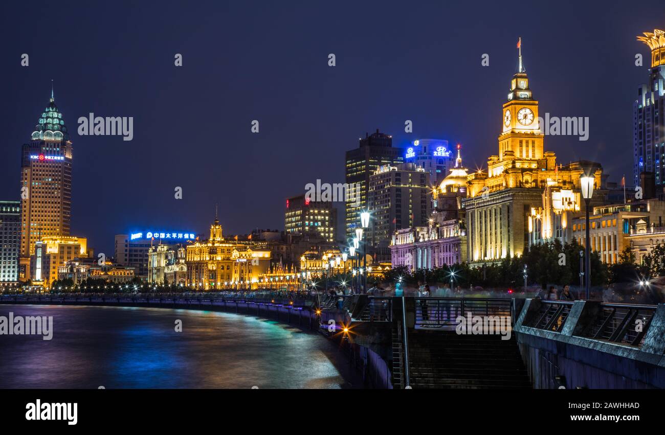 Die historische Uferpromenade des Bundes in Shanghai, China, nachts Stockfoto