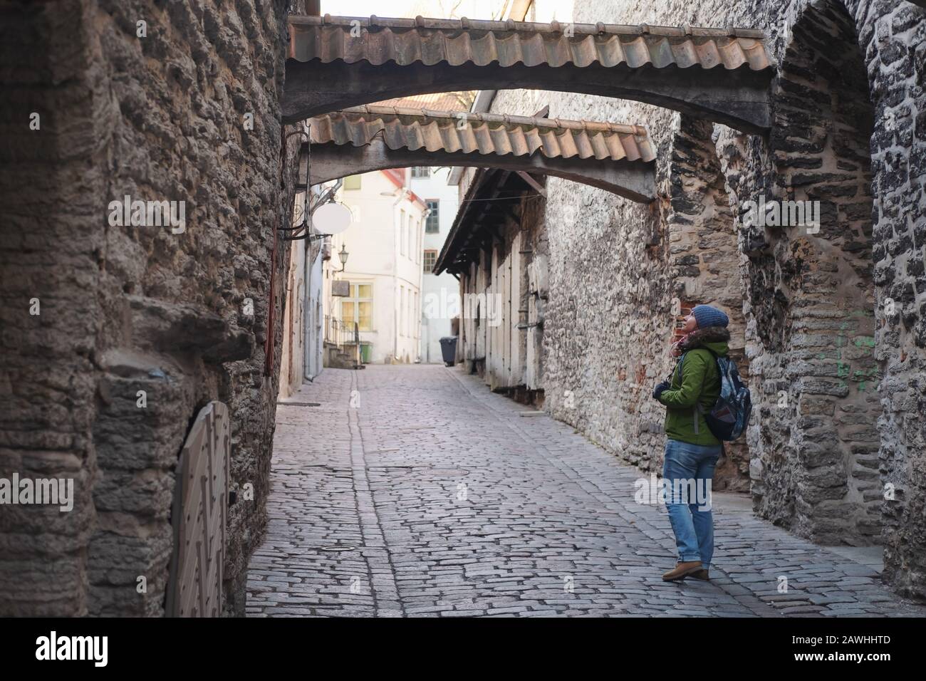 Frau Tourist Walking in der Altstadt von Tallinn Solo Reisen Ferien in der mittelalterlichen Straße Estlands im Winter Stockfoto