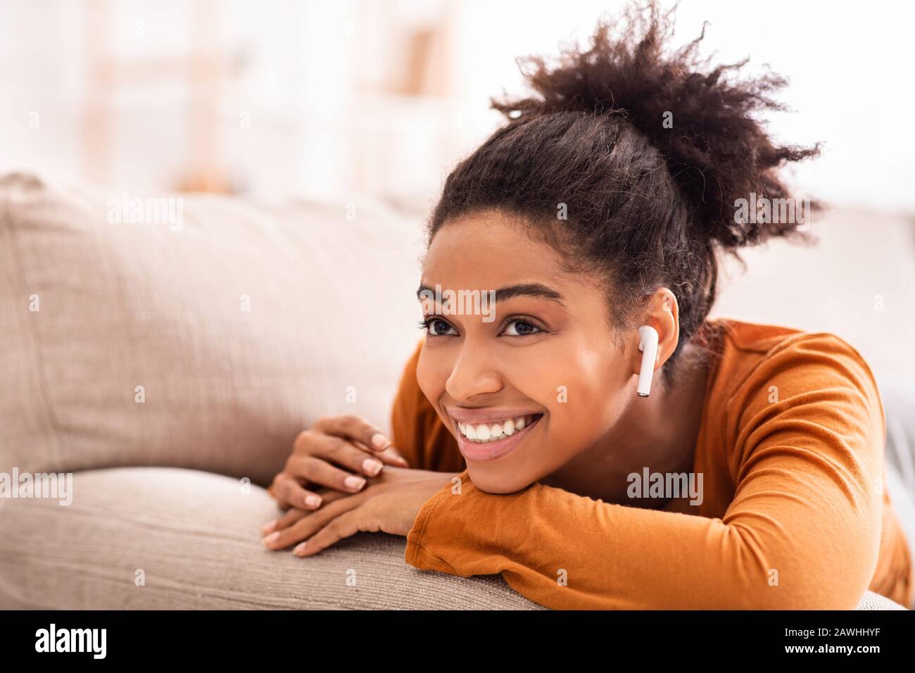 Smiling African American Girl Musikhören Entspannung Zu Hause Stockfoto