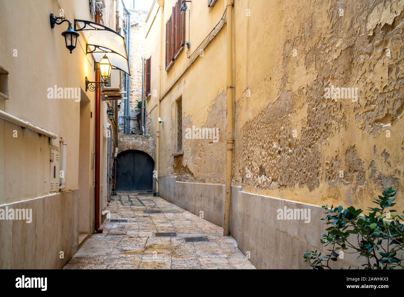 Blick auf eine schmale Straße in der italienischen Stadt Bari. Stockfoto