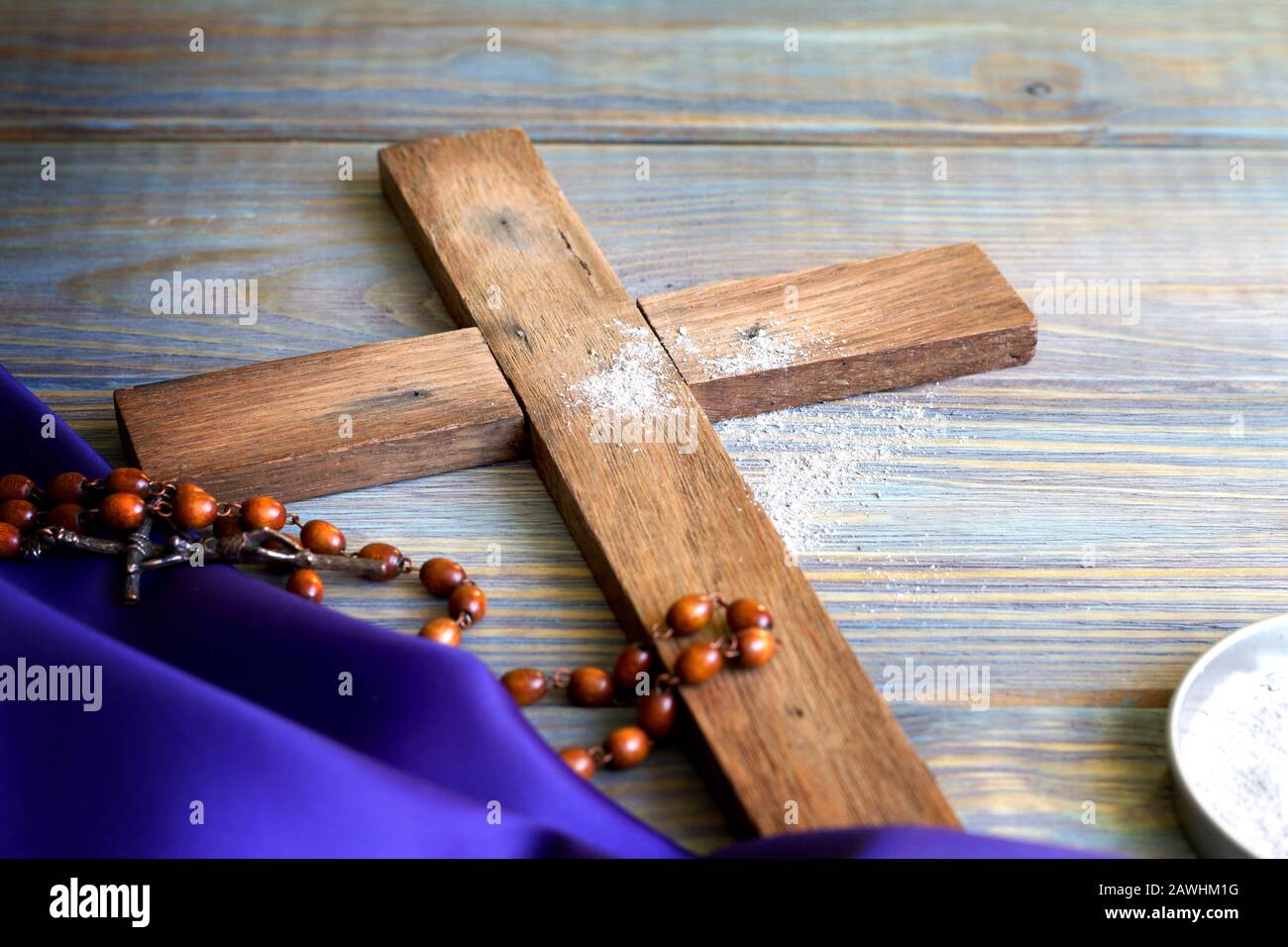 Gebet-Almsgiving Fasten Ash Mittwoch Konzept mit Holzkreuz Stockfoto