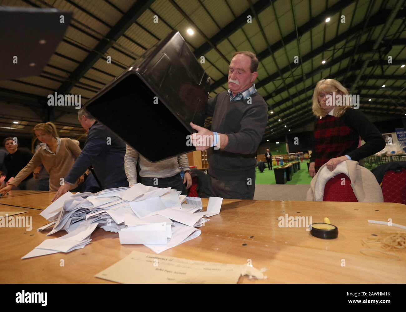 Die Wahlurnen werden zu Beginn der irischen Generalwahlzählung auf der RDS in Dublin eröffnet. Stockfoto