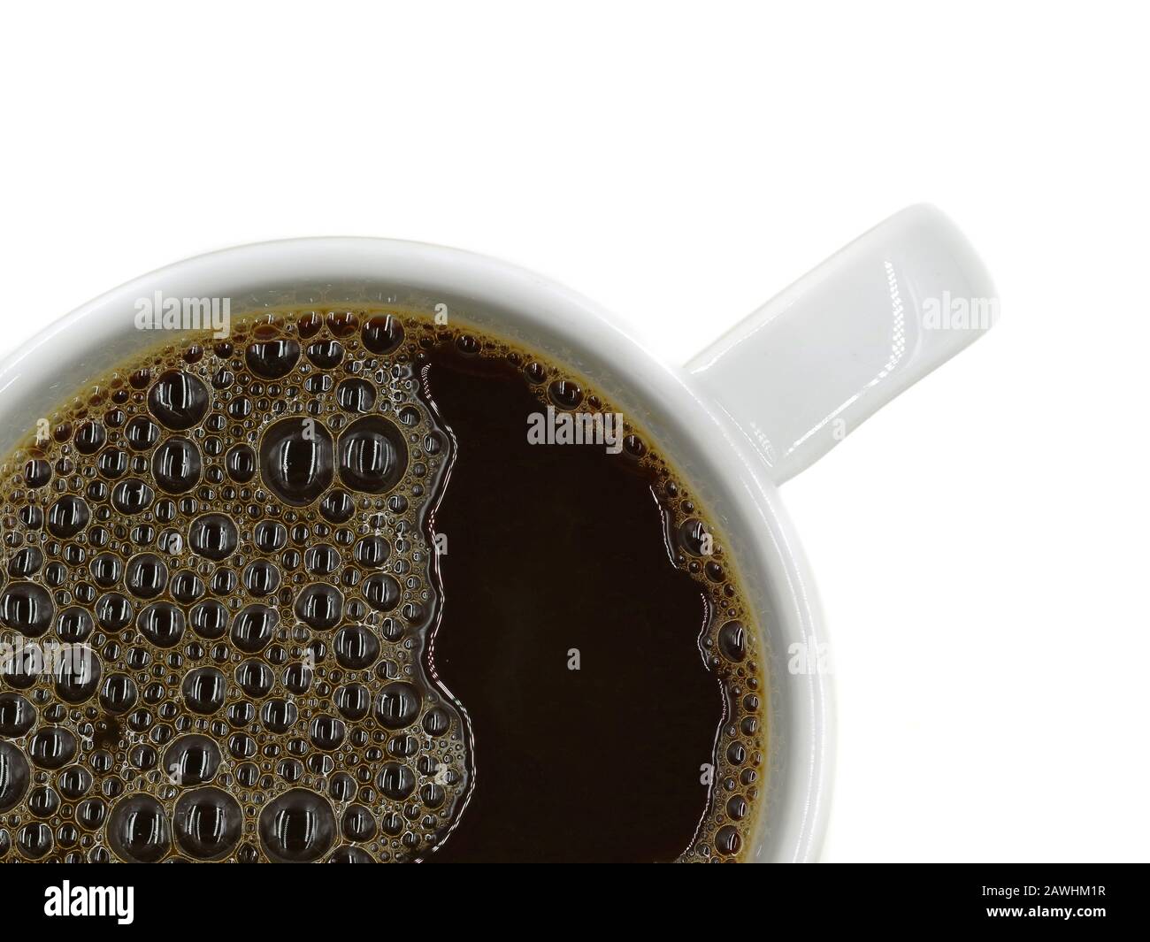 Blick auf die weiße Tasse frischen schwarzen Kaffees mit Blasen, die auf weißem Hintergrund isoliert sind, Nahaufnahme Stockfoto