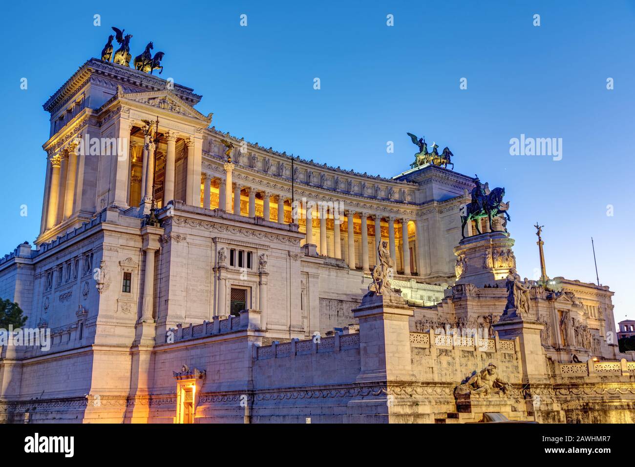Das Victor Emmanuel II National Monument in Rom, Italien, in der Abenddämmerung Stockfoto
