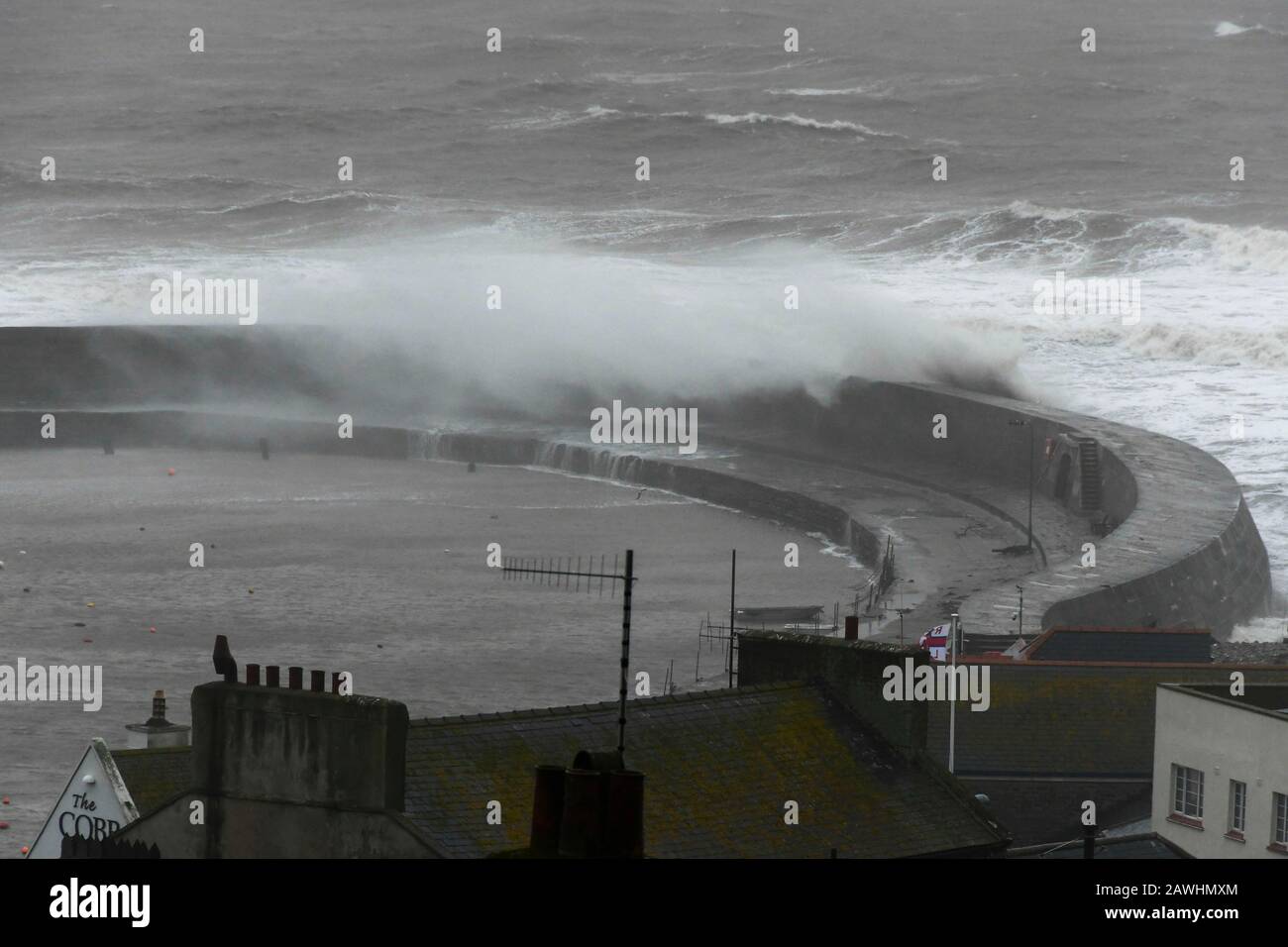 Lyme Regis, Dorset, Großbritannien. Februar 2020. Wetter in Großbritannien. Große stürmische Wellen von Storm Ciara zerschlägen sich gegen die historische Cobb-Hafenmauer bei Lyme Regis in Dorset. Bildnachweis: Graham Hunt/Alamy Live News Stockfoto