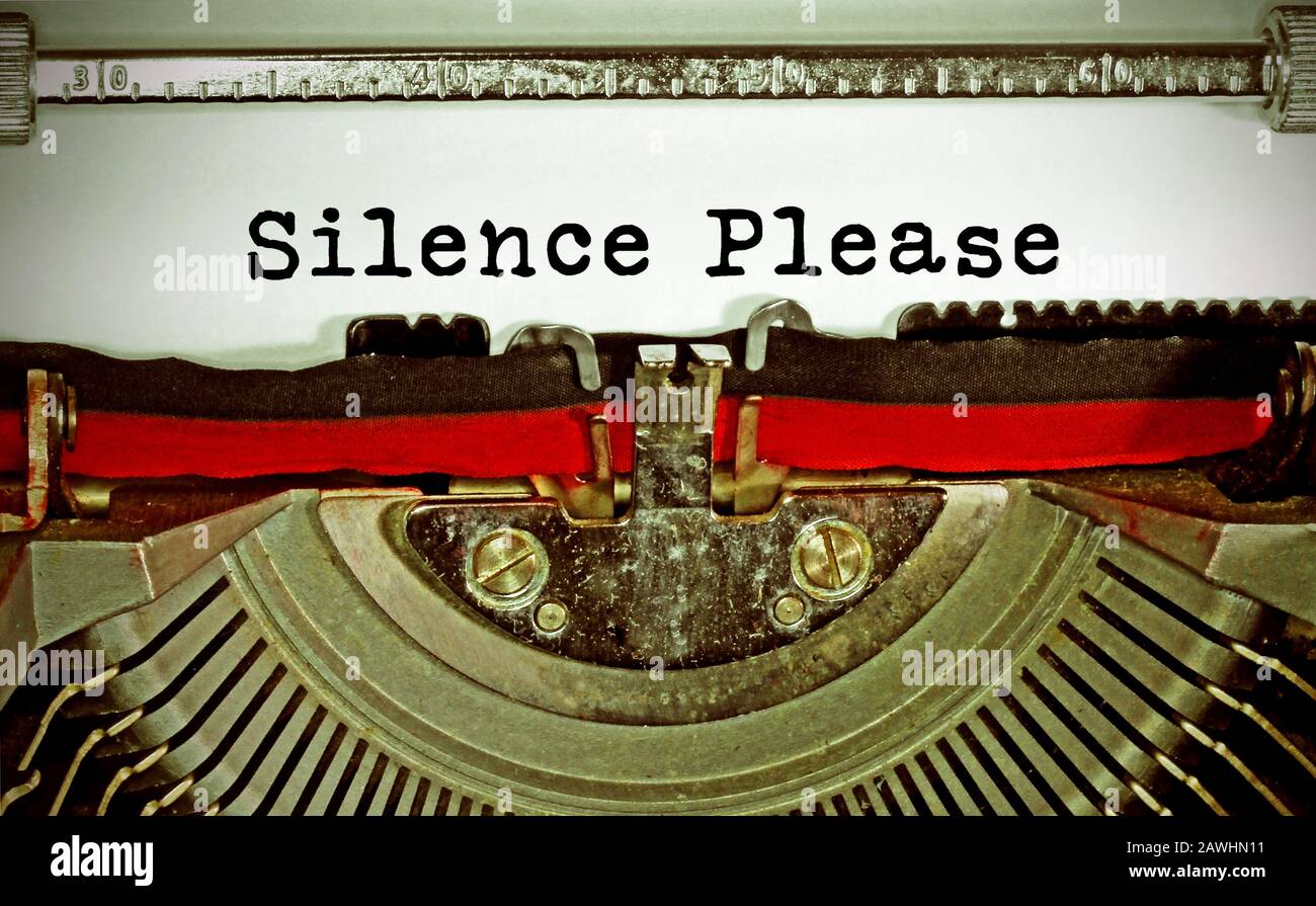 Silence Bitte mit schwarzer Tinte auf die alte Schreibmaschine schreiben Stockfoto