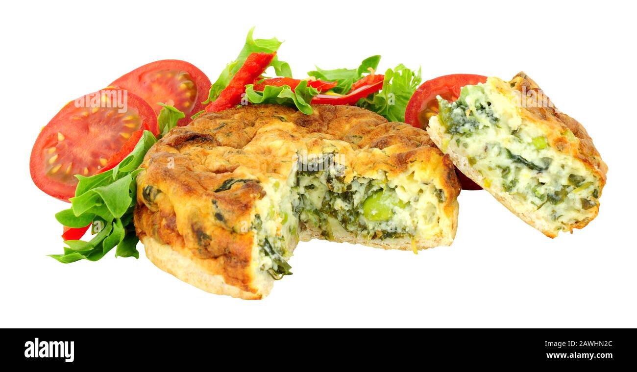 Crustless Spinat und Kale Quiche mit frischem Salat isoliert auf weißem Hintergrund Stockfoto