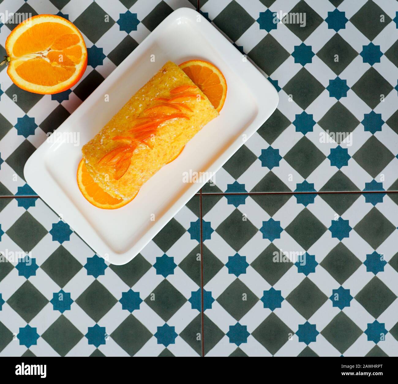 Orangerollter Kuchen portugiesisch. Brazo de Naranja, Tarta portuguesa, Flan, Eierkuchen, Kopierraum Stockfoto