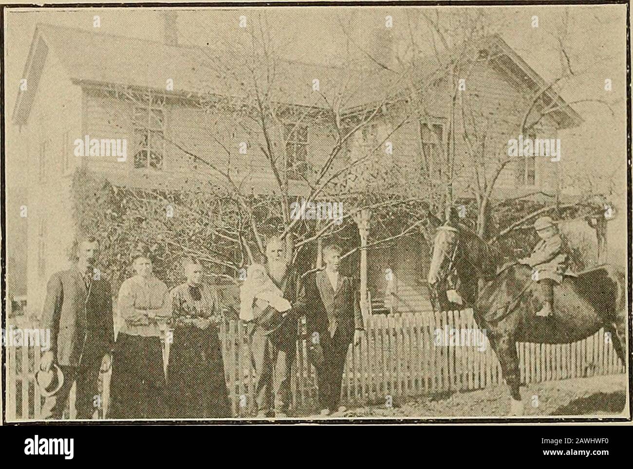 Geschichte und Verzeichnis von Newton and Ransom Townships, Lackawanna County, Pennsylvania; . amely: Mary E., Lncy A, Maggie E., Ilaltie J., Ida M., Ennna D., William A., The.Twins, Cora and Carrie, John M., Bertha B., andPearl E. Fonr der oben genannten sind tot: Hattie, Ida, Carrie und John. GEORGE W. ACE. Die iVces gehörten zu den frühen Siedlern von Ran.som Township. Unser Thema, George W. Ace, wurde geboren Dee.6, 1841. I-Ie nahm am 18. Oktober 1864 in Co. Als Sohn von George und Barbary Ace auf und war mit Miss Elizabeth, Tochter von Georgeand Elisaljcth Walters, verheiratet. MR. Und Mrs. JacobAce sind aus Monroe c. Gezogen Stockfoto