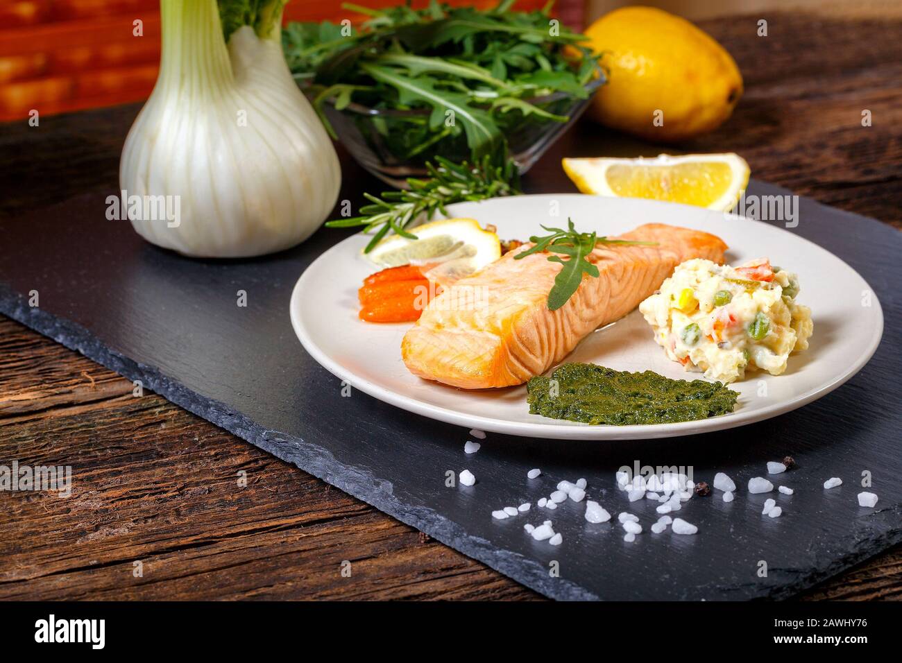 Gegrillter Lachs mit Zitrone, Kräutern und Pesto. Rote Karotten. Kartoffelsalat. Stockfoto