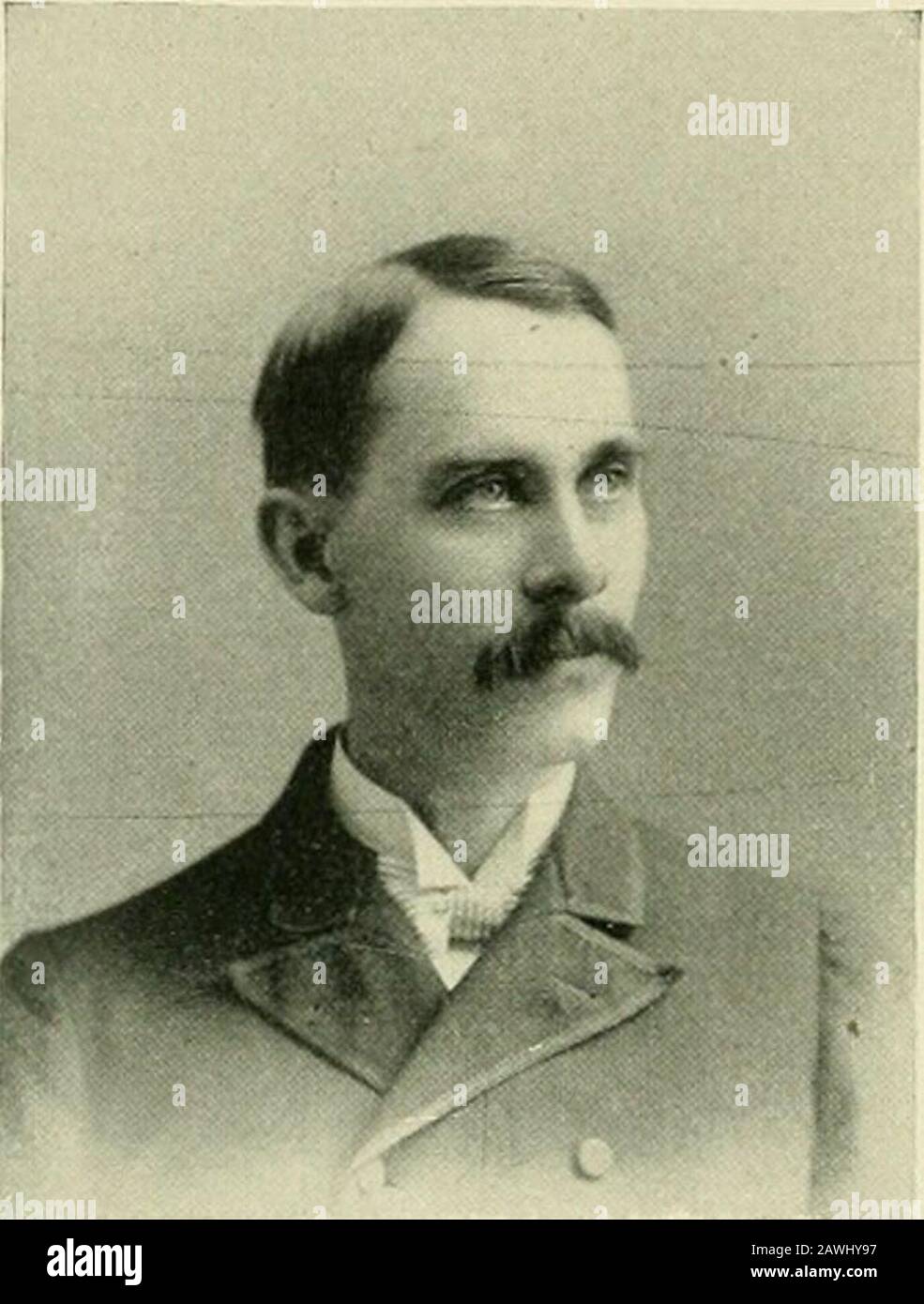 Das Worcester von achtzehn hundertundneunzig Jahren eine Stadt. 378 Worcester of 189 S. ILLIAM WOODWARD. In das neue Gebäude der Life Assurance Company entfernt, wo es sich um eine Ausrüstung ohne weiteres um die eines Unternehmens im Staat.A. George Bullock war von Anfang an presi-dent, Henry M. Wit-ter, Sekretär und Halleck Bartlett, Manager. Die Geschäfte der beiden örtlichen Depotgesellschaften erhielten einen Newimpetus infolge des Existenzials mit Spanien. Die Bewohner der Seestädte sicherten Kisten in den Gewölben, einige verwahrten ihre Wertpapiere und andere hielten ihre Schlüssel, Stockfoto