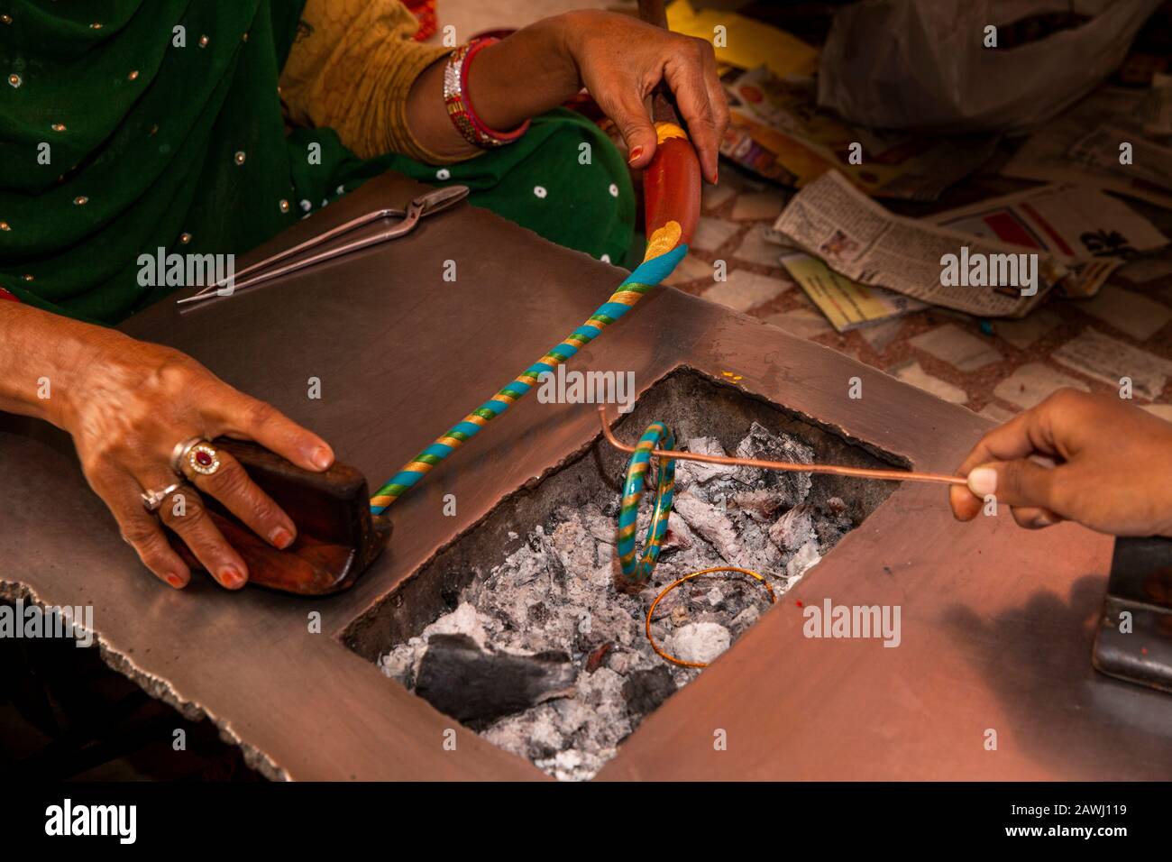 Indien, Rajasthan, Shekhawati, Nawalgarh, die traditionellen lac Bangles mit der Hand, die sich zu Spiralmuster, Gold und blaue Farbe biegt Stockfoto