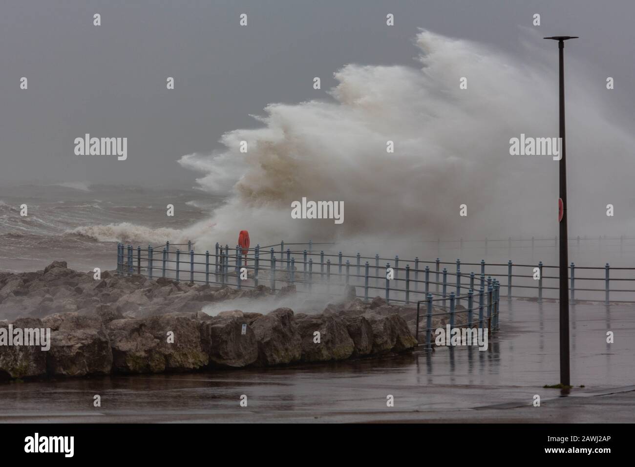 Grosvenor Break Water, Heysham, Lancashire, Großbritannien. Februar 2020. Heysham und Morecambe machen einen zweiten Schlag als die zweite Flut von Storm Ciara mit hgh-Winden, die Morecambe Bay Credit aufschlagen: Photograping North/Alamy Live News Stockfoto