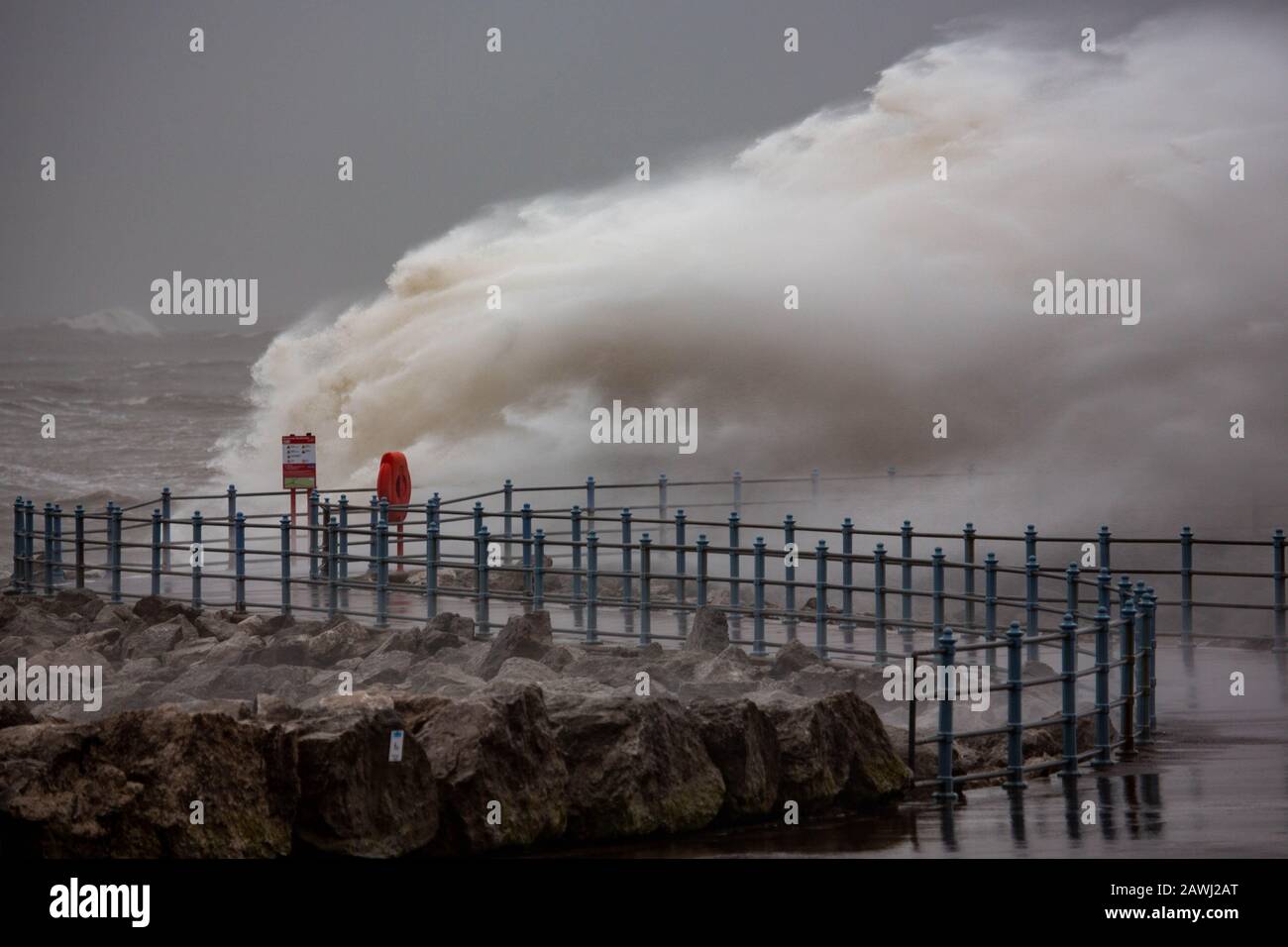 Grosvenor Break Water, Heysham, Lancashire, Großbritannien. Februar 2020. Heysham und Morecambe machen einen zweiten Schlag als die zweite Flut von Storm Ciara mit hgh-Winden, die Morecambe Bay Credit aufschlagen: Photograping North/Alamy Live News Stockfoto