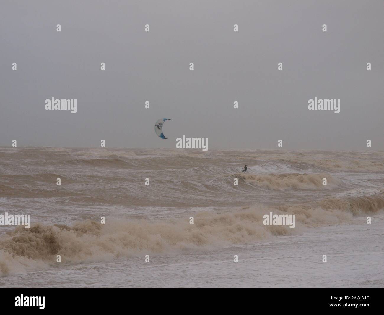 Kite Surfen im Sturm Stockfoto