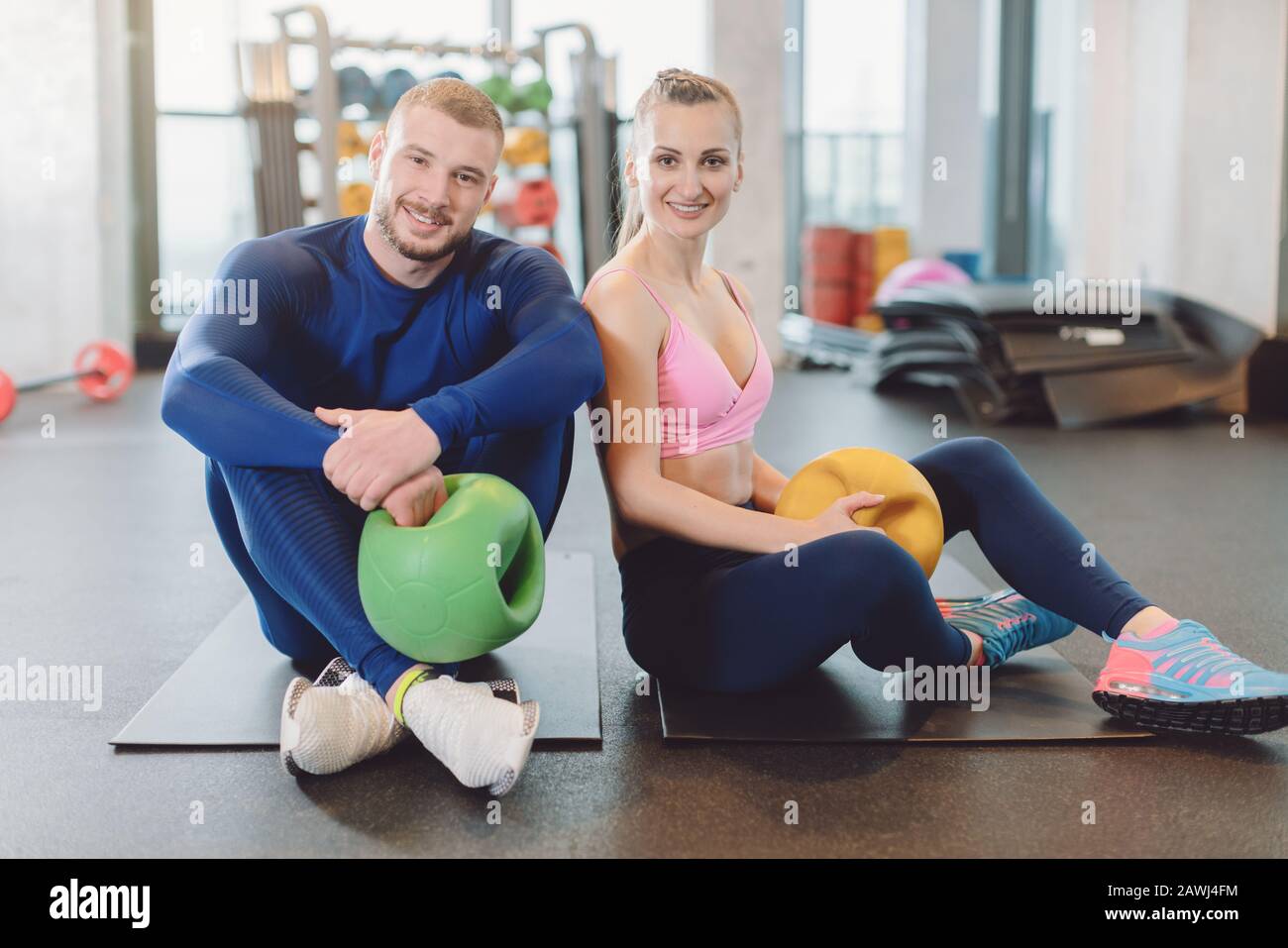 Mann und Frau machen gemeinsam Magen- oder Bauchübungen Stockfoto