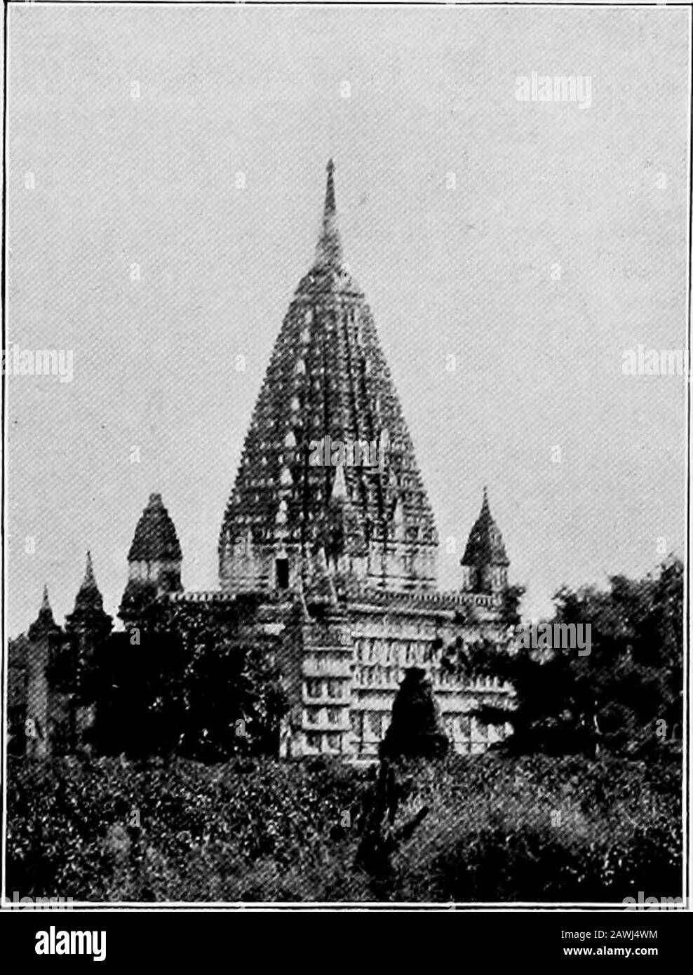 Birma, der herr des Buddha, wurde von König Kyansitthu ca. 1080 n.Chr. Gebaut. Beide Tempel (Nr. 8) und die Thein- und Kyaimg-Anlieger (Nr. 64, 74) in vollem Umfang erhalten. Die gigantischen Gittertore des inneren Tempels sind aus Teakholz und wahrscheinlich mit dem Maurerwerk zusammengebaut. Die imposanteste der antiken Denkmäler und die, die die beste Periode der heidnischen Architektur markiert, ist Gawdawbalfn Payi, erbaut von König Narabadi Sitthu, ca. 1200 n.Chr. (Nr. 73). Seine Höhe beträgt mindestens 200 Fuß. In den Wanddekorationen in Pagan ist der indische Charakter so gekennzeichnet wie in den Gebäuden selbst. Stockfoto