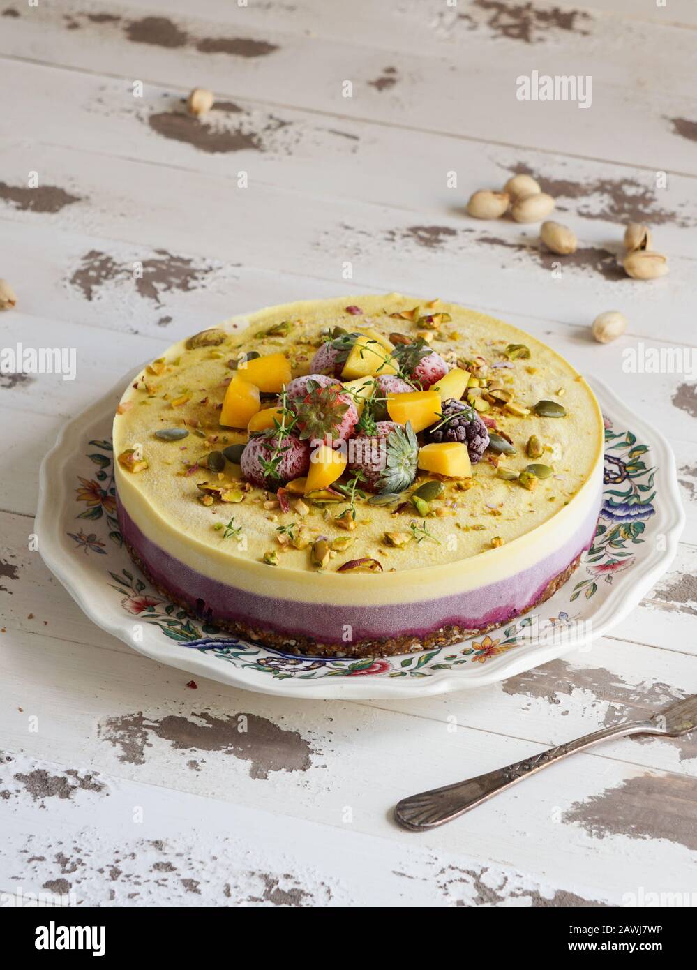 Veganer roher Käsekuchen mit Blaubeere, Kirsche, Matchtee, Orange ... Veganer roher Käsekuchen mit Blaubeere, Kirsche, Matchtee, Orange ...