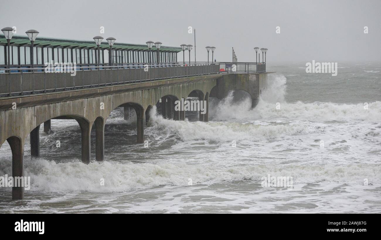 Boscombe, Bournemouth, Dorset England, Großbritannien, 9. Februar 2020, Wetter: Riesige Wellen von Storm Ciara schlagen die Südküste am Boscombe Pier. Wind weht bis zu 70 mph in Kombination mit einer Flut von Quellen. Die Bedingungen stellen eine Gefahr für Leben und Eigentum dar, die mit einer Met Office Bernsteinwarnung für England und Wales verbunden ist. Credit: Paul Biggins/Alamy Live News Stockfoto