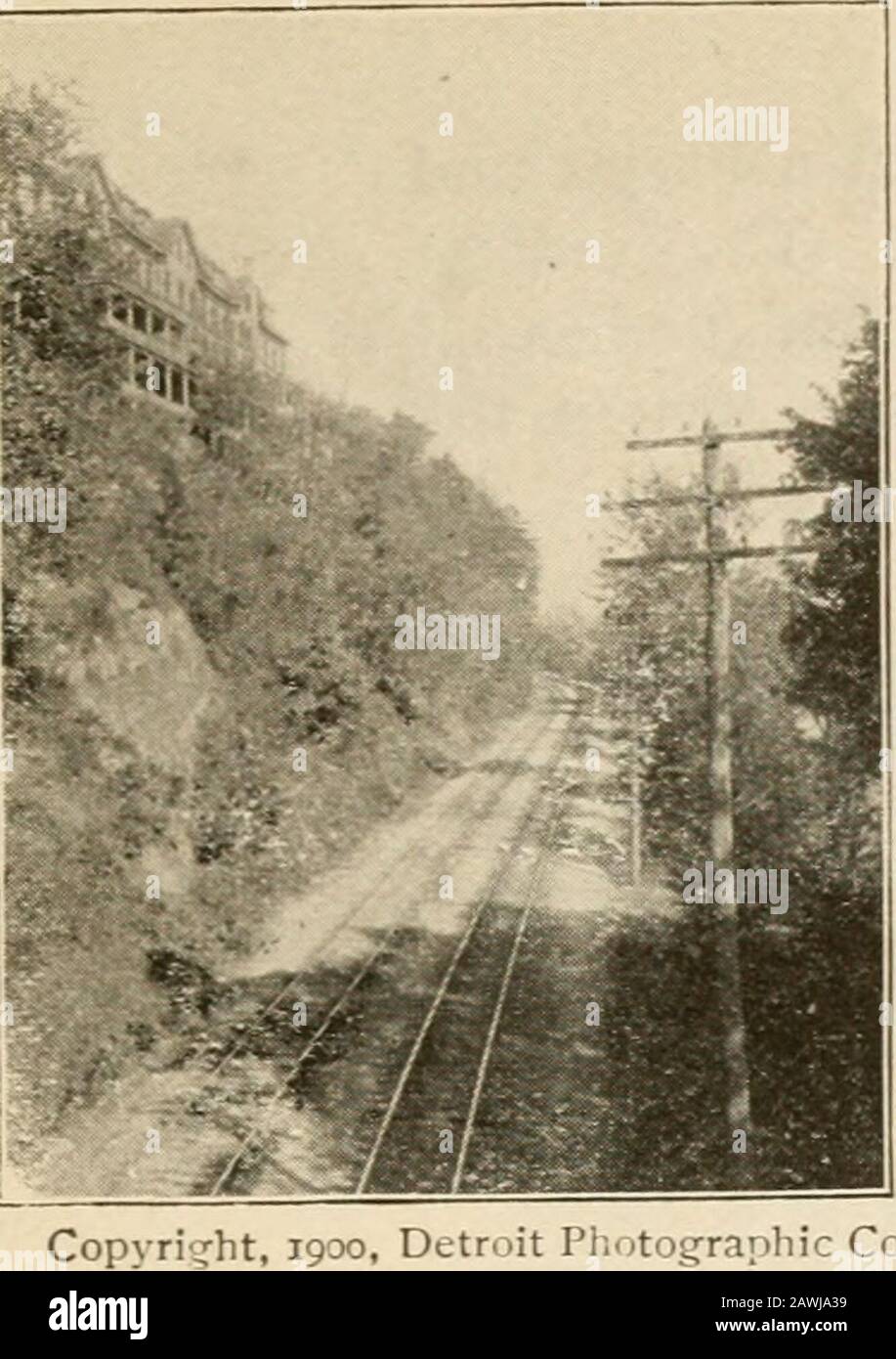 Ghost of the Glacier and other Tales. Copyright, 1900. Detroit Photographic Co. WASSERSPALT.. Die Skulptur DER ELFS, 1900, Detroit Photographic Co. Die mächtigste dieser gespaltenen Pinzenblase eine weitere Schlucht, die Adovvn in Richtung eines sich ausweitenden Flusses nach Westen erstreckt. Andere, mehr schwach, arbeiten auf die Rähme der Elfenkönige in den Süden zu. Jetzt kamen die Elfen-Dekorateure, die meinen Marienklafen-Hof verschönern. Aus den tänischen Ländern brachten sie Ananas- und Hemlockenkegel, den geflügelten Samen der Thematiken, die starke Nuss aus Eiche und Hick-ory, die ruhenden Keime der Ulme und Kastanie. Homosexuelle Schmetterlinge und Bienen thysnared Stockfoto