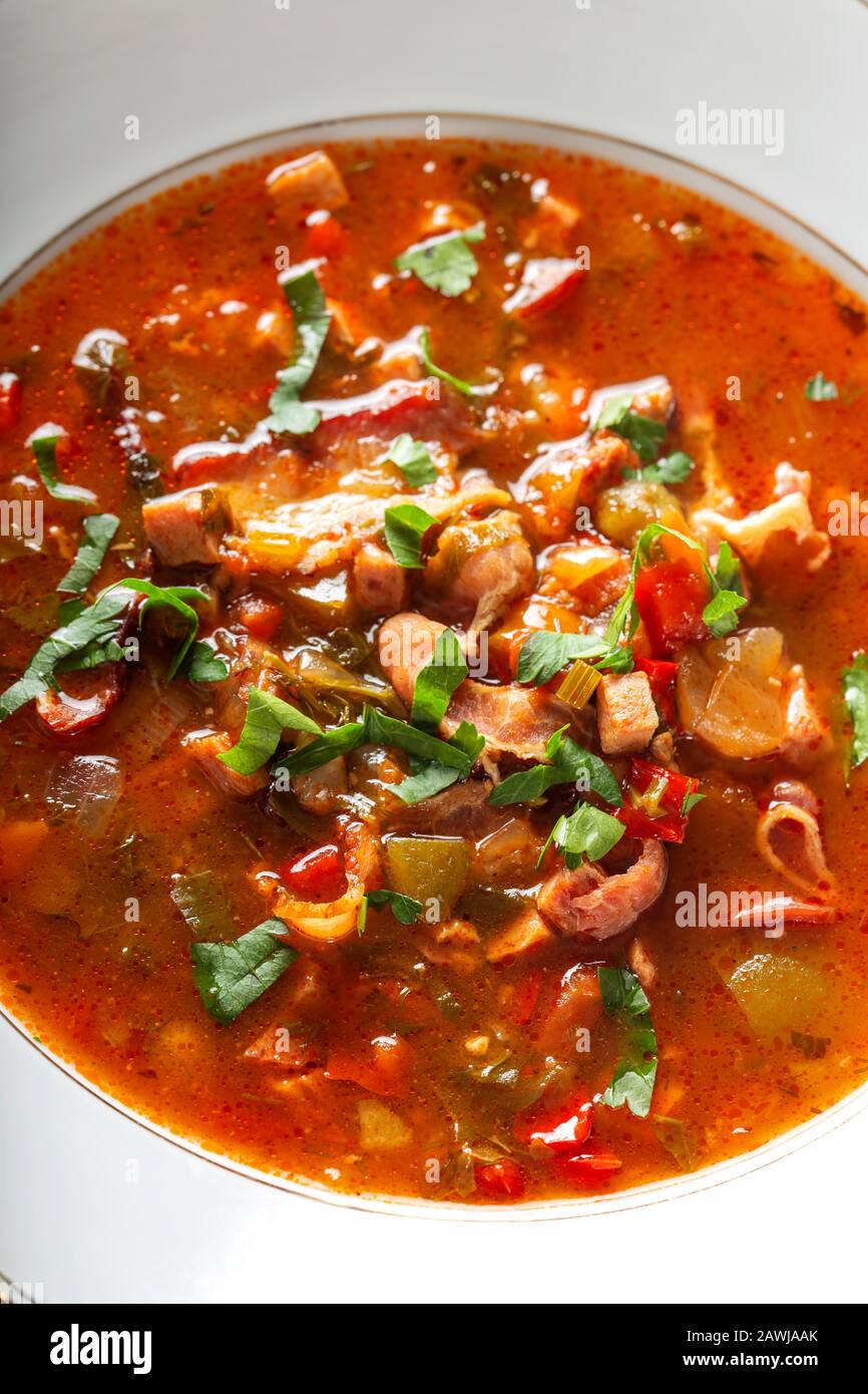 Gulaschsuppe mit Fleisch und Gemüse - traditionelle ungarische Küche Stockfoto