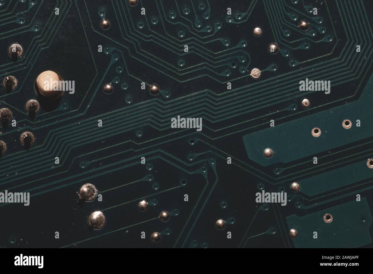 Staubige Leiterplatte. Hauptplatine des Computers Nahaufnahme. Moderne Technologien. Mikroelemente des Computers mit Anschlüssen und Leiterbahnen. Intelligenter Technolog Stockfoto