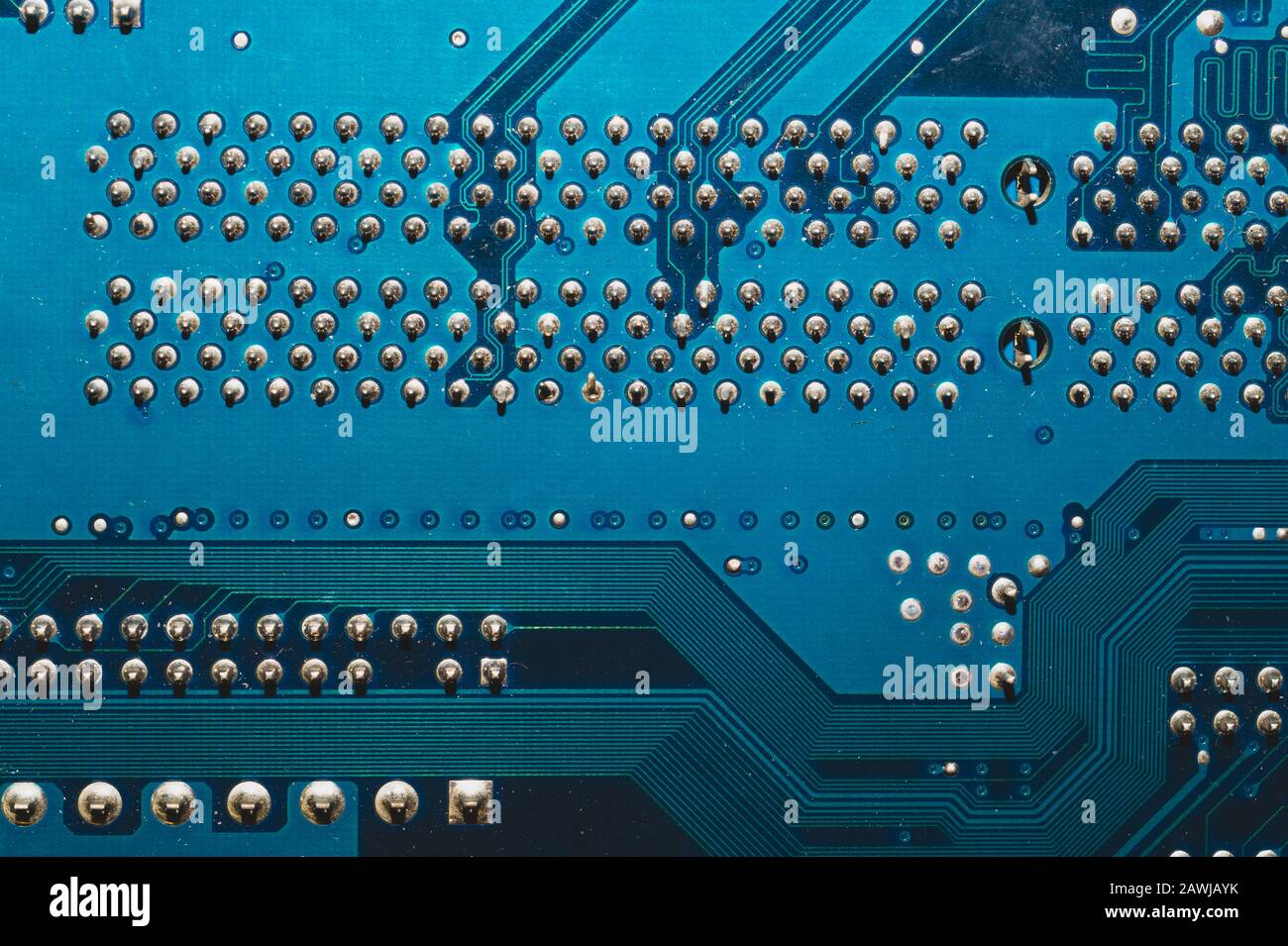 Staubige Leiterplatte. Hauptplatine des Computers Nahaufnahme. Moderne Technologien. Mikroelemente des Computers mit Anschlüssen und Leiterbahnen. Intelligenter Technolog Stockfoto