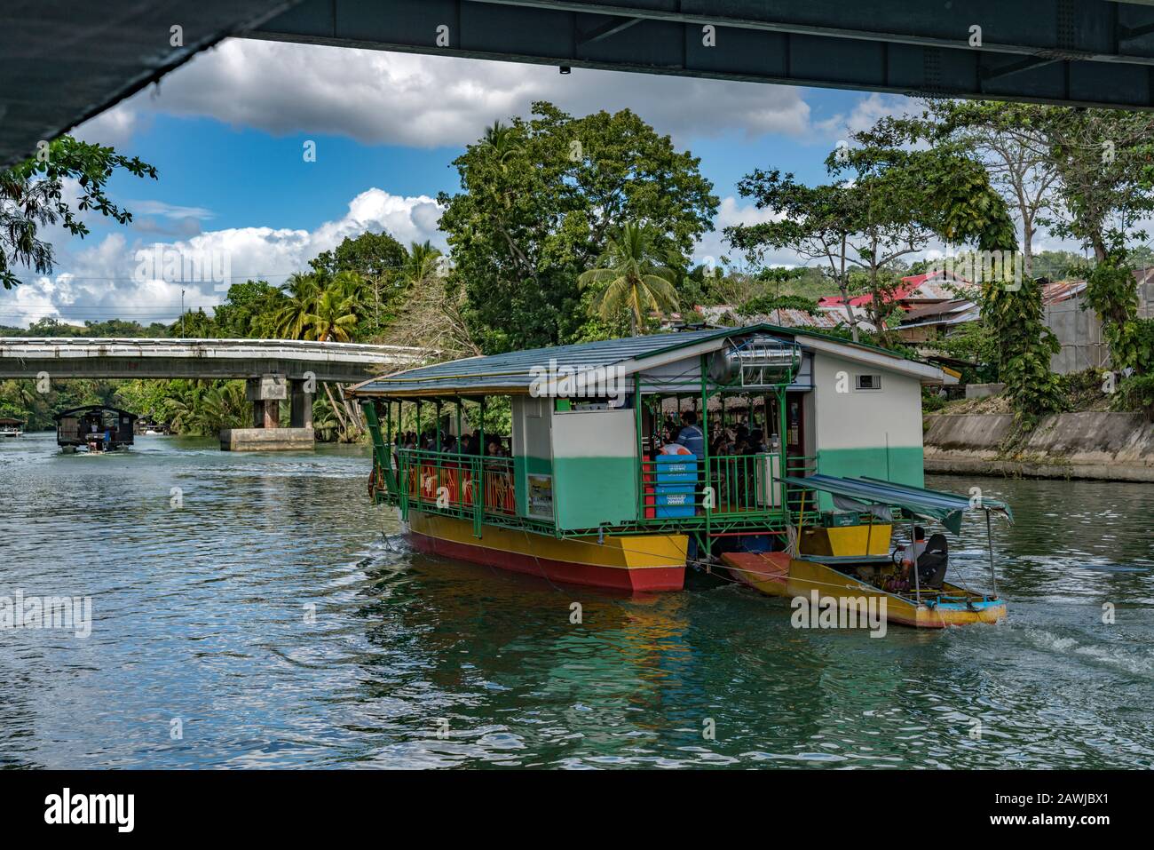 Das Kreuzfahrtschiff auf dem Loboc River ist ein Fluss in der Provinz Bohol auf den Philippinen. Es ist eines der wichtigsten Touristenziele von Bohol. Stockfoto