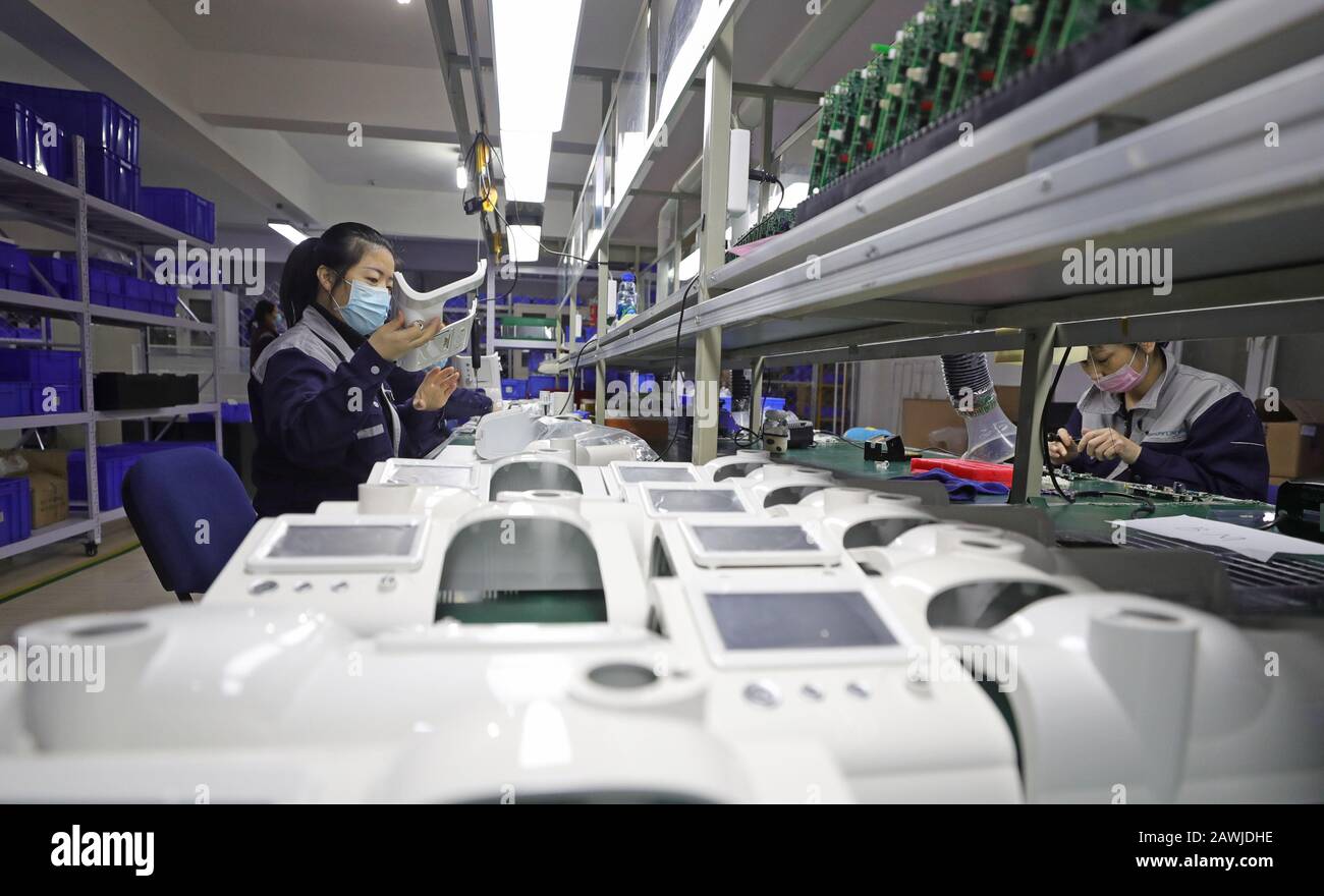 (200209) -- PEKING, 9. Februar 2020 (Xinhua) -- Arbeiter produzieren nichtinvasive Beatmungsgeräte in einem Medizintechnikunternehmen in Shenyang, der nordostchinesischen Provinz Liaoning, 31. Januar 2020. (Xinhua/Yang Qing) Stockfoto