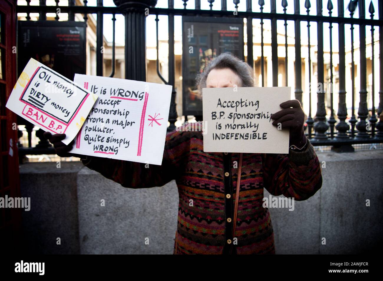 British Museum London 8. Februar 2020. Eine Frau protestiert gegen das Sponsoring der Ausstellung Troy, Myth and Reality von BP (British Petroleum) Stockfoto