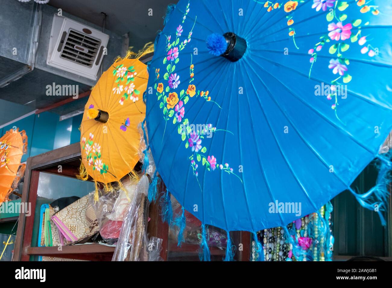Pathein, MYANMAR - 26. JANUAR 2020: Imbisshändler in Pathein, der größten Stadt und Hauptstadt der Ayeyarwady Region. Stockfoto